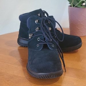 NWOT'S - WANDERLUST - Suede Navy Lace-up Hiker Booties- Padded Cuff, Size 7.5ww